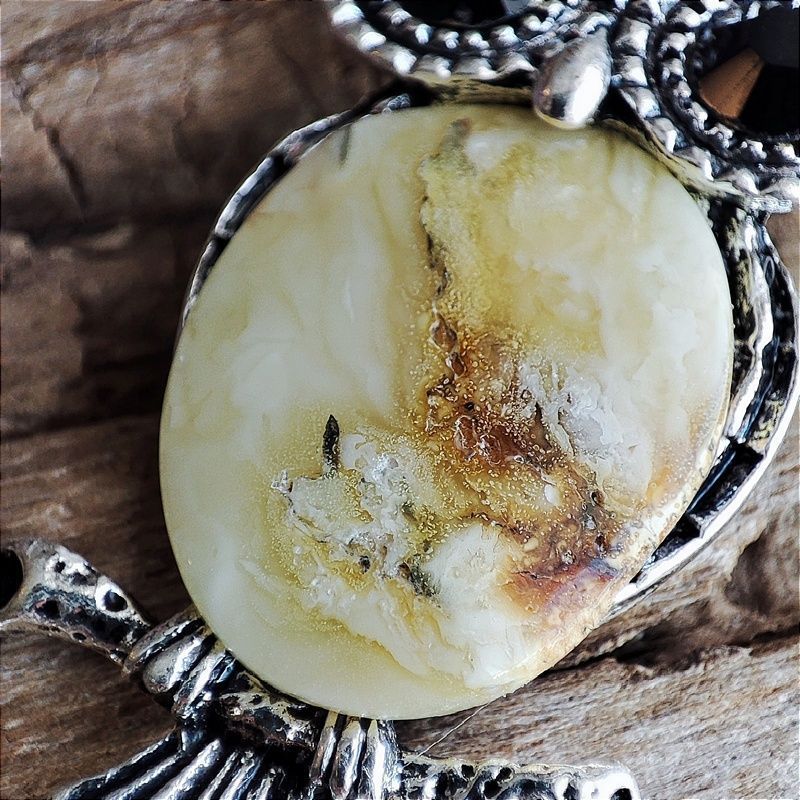 Брошь "Сова Б" янтарь