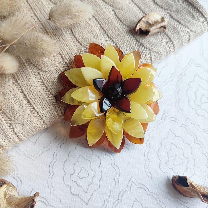 Брошь-кулон "Лотос" янтарь