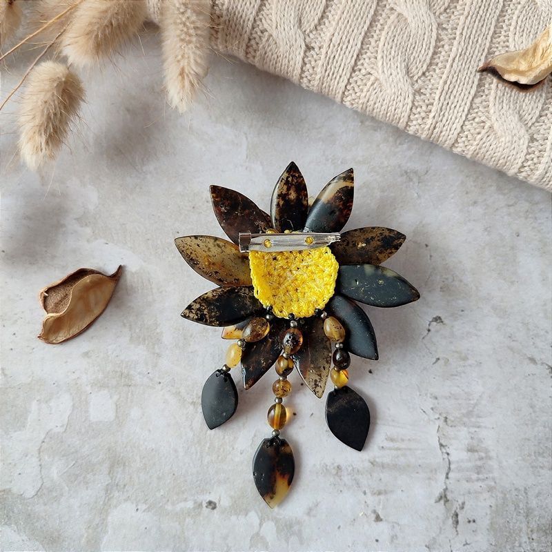 Брошь "Лотос" янтарь