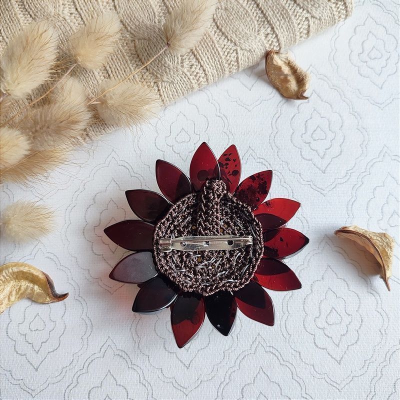 Брошь-кулон "Лотос" янтарь