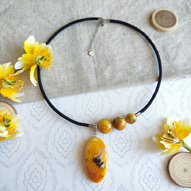 Колье "Космопчёлка" янтарь