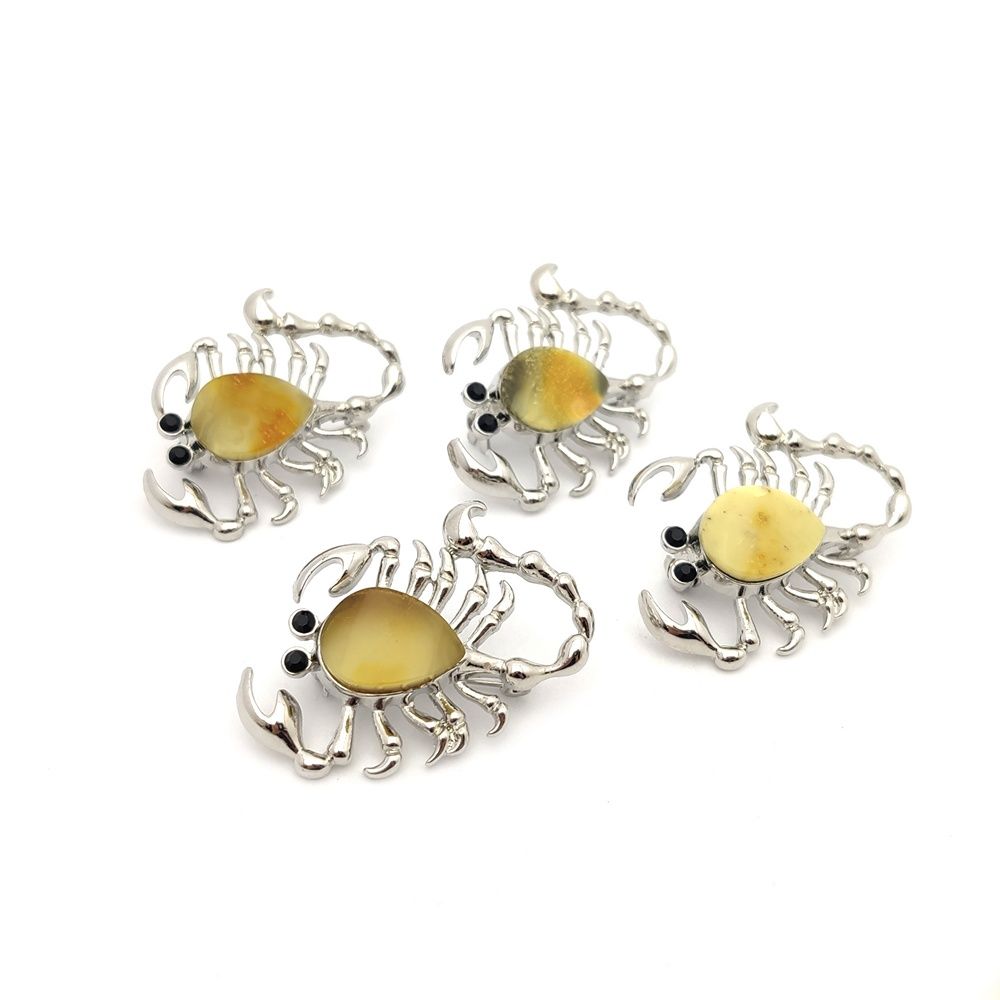 Брошь "Скорпион" янтарь