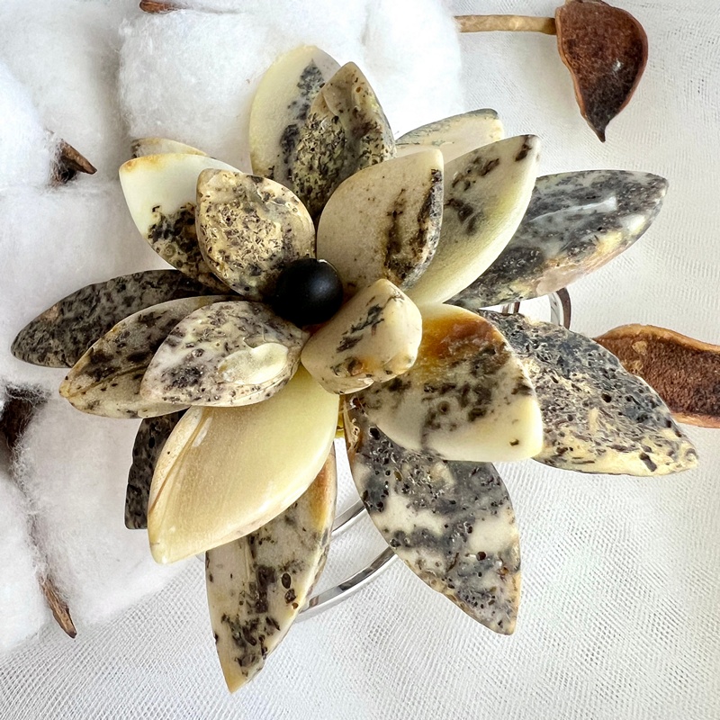 Браслет "Цветок" янтарь