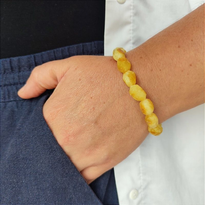 Браслет "Кусанка-оливка" янтарь