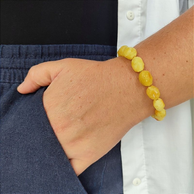 Браслет "Кусанка-оливка" янтарь