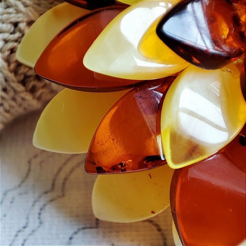 Брошь-кулон "Лотос" янтарь