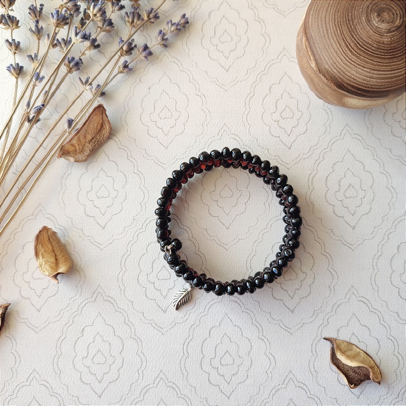 Браслет на струне янтарь