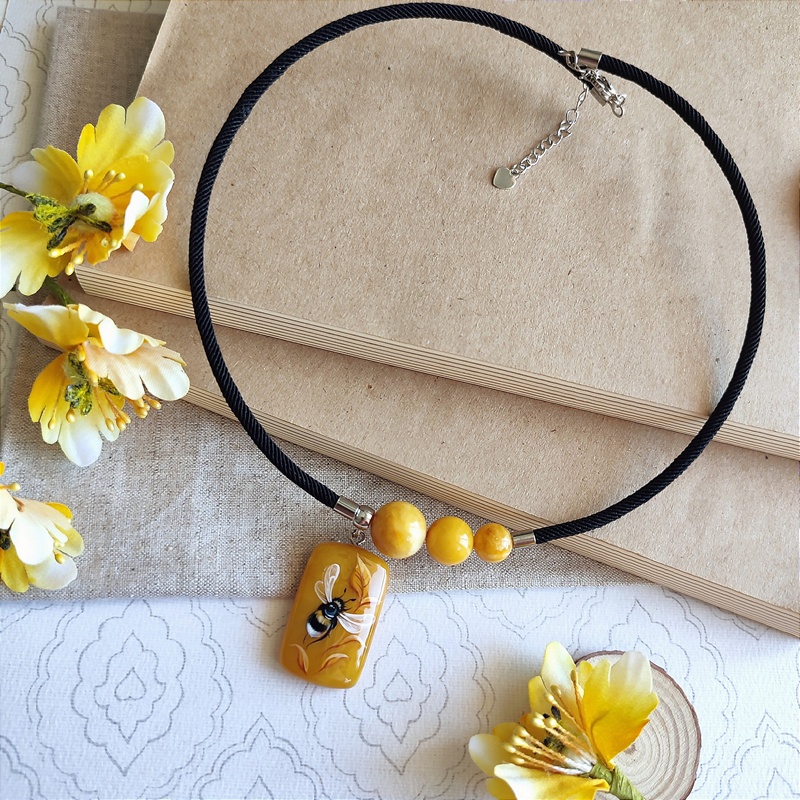 Колье "Космопчёлка" янтарь