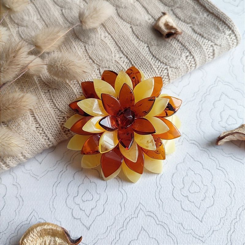 Брошь-кулон "Лотос" янтарь