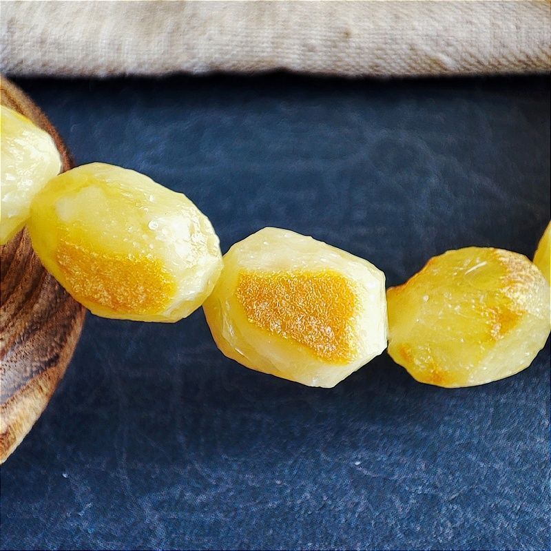 Браслет "Кусанка-оливка" янтарь