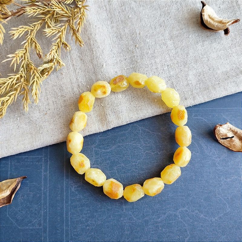 Браслет "Кусанка-оливка" янтарь