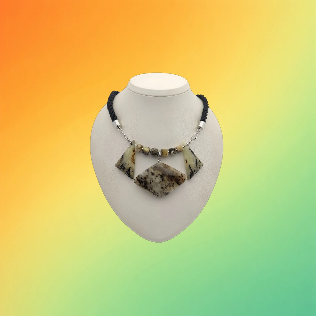 Колье из янтаря на шнурке