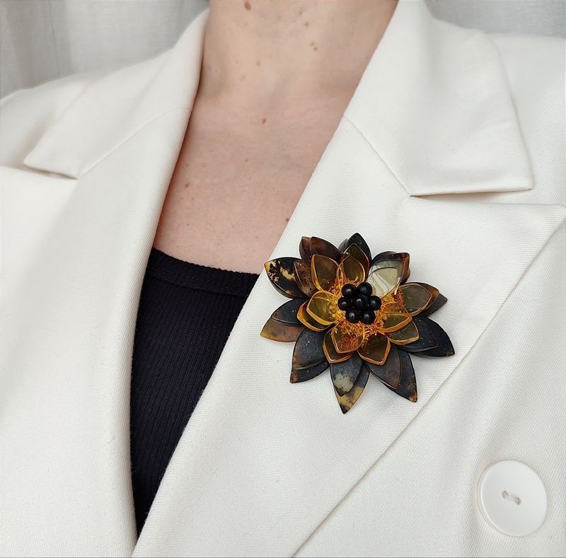 Брошь "Лотос" янтарь