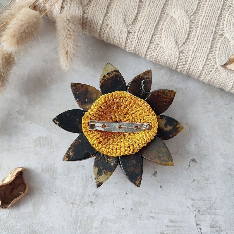 Брошь "Лотос" янтарь