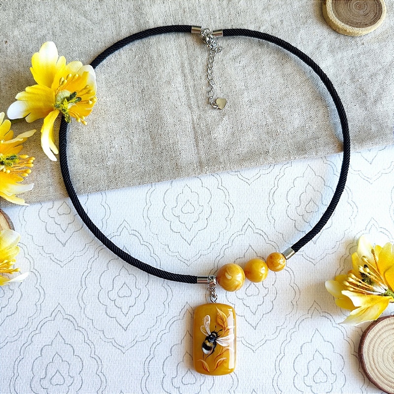 Колье "Космопчёлка" янтарь