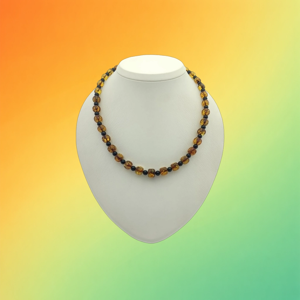 Бусы из янтарных кубиков