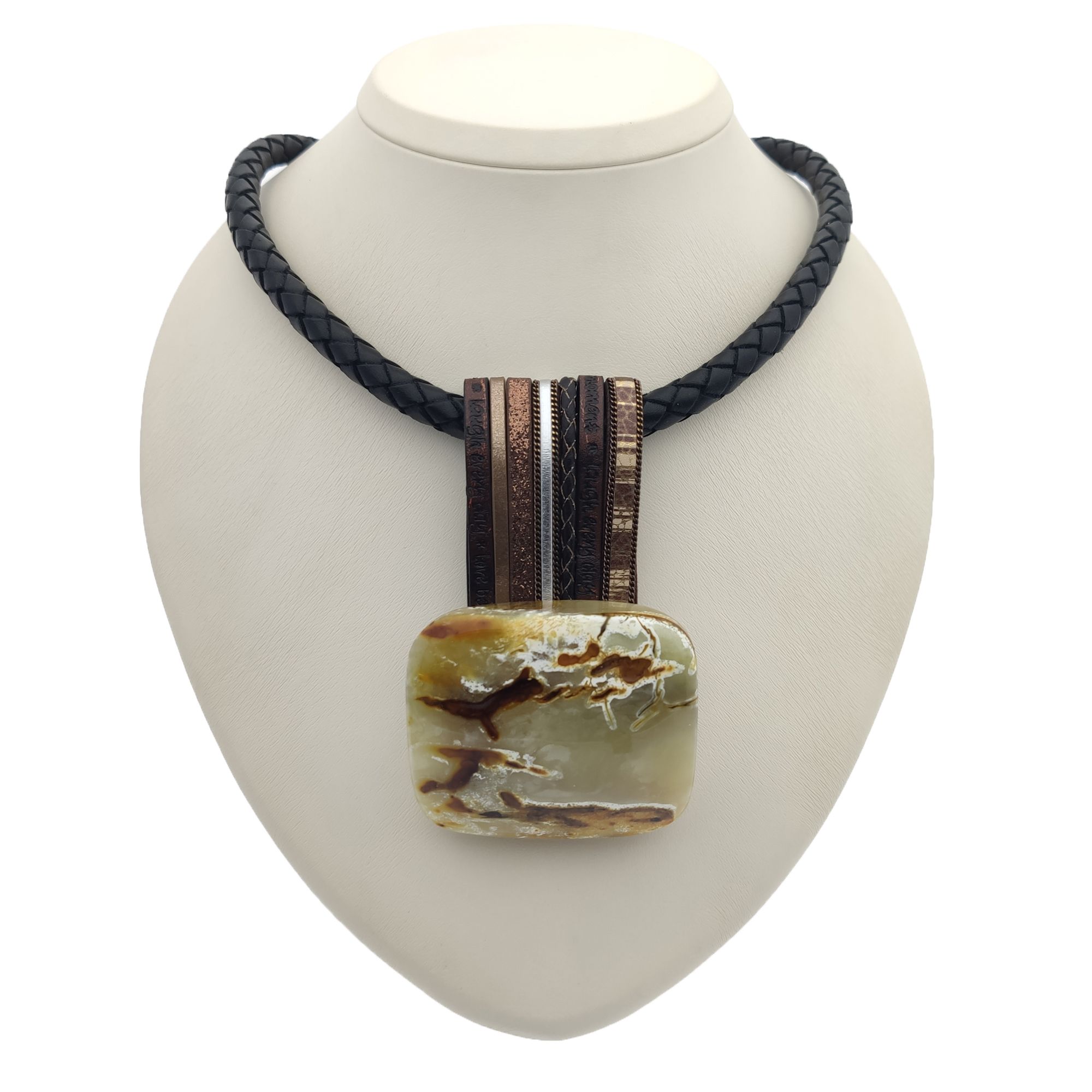 Кулон на магните, Янтарь