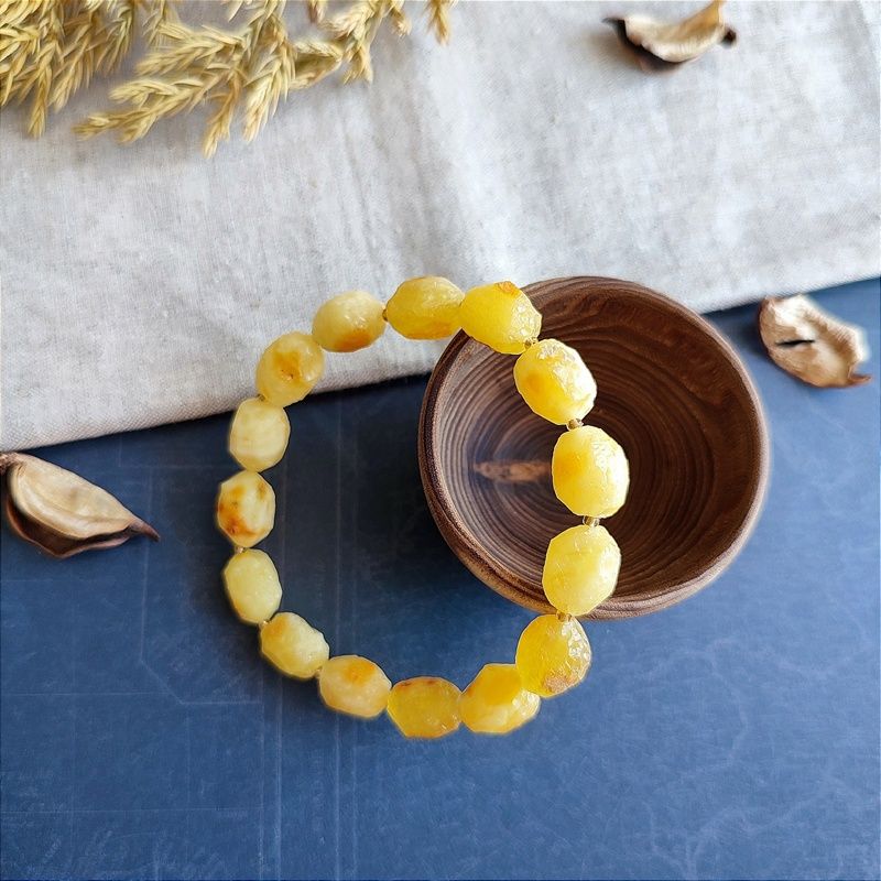 Браслет "Кусанка-оливка" янтарь