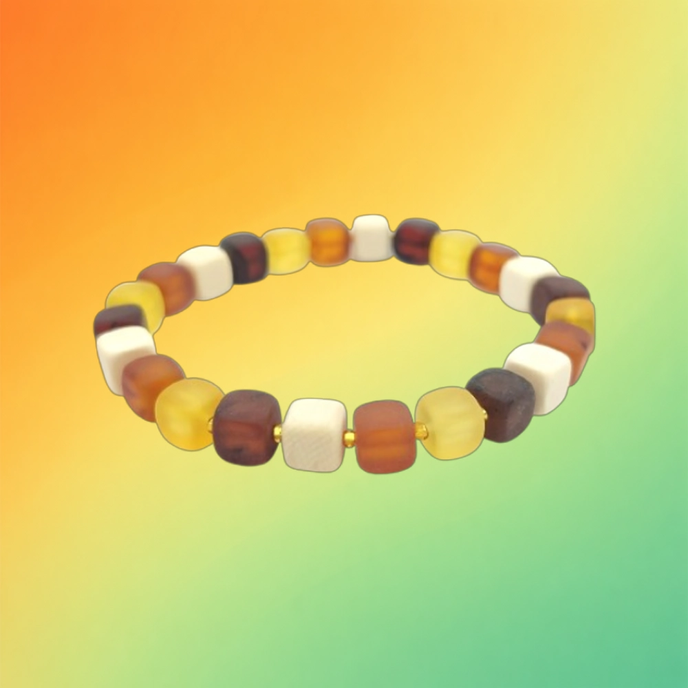 Браслет из янтарных кубиков