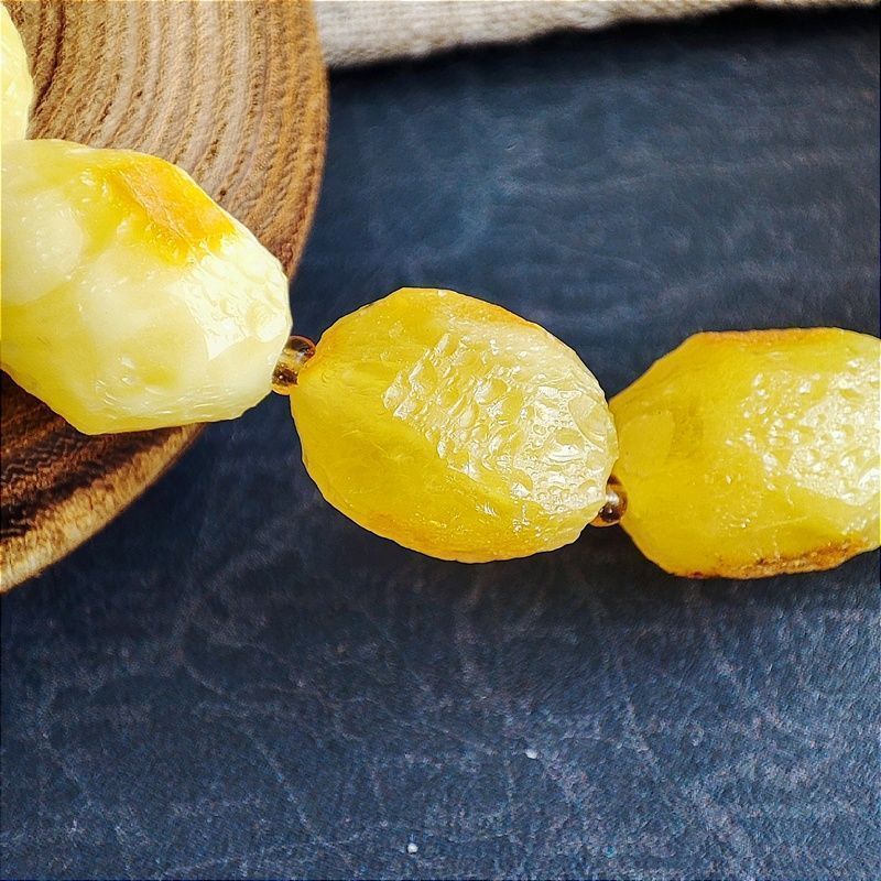 Браслет "Кусанка-оливка" янтарь