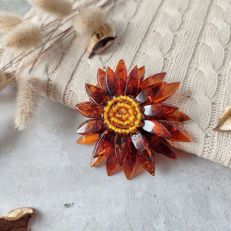 Брошь "Хризантема" янтарь