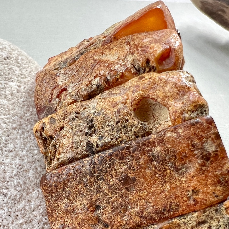 Браслет пласт. янтарь 3351119393-4