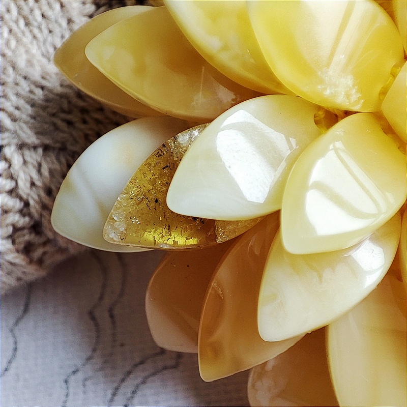 Брошь-кулон "Лотос" янтарь