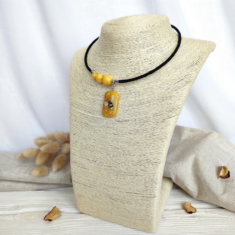 Колье "Космопчёлка" янтарь