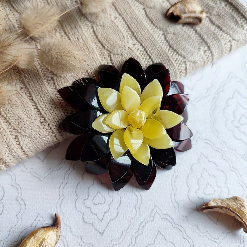 Брошь-кулон "Лотос" янтарь