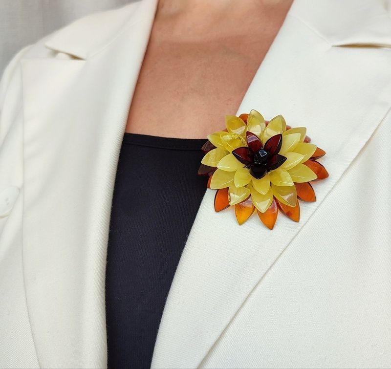 Брошь-кулон "Лотос" янтарь