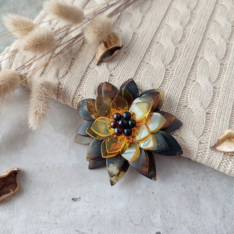 Брошь "Лотос" янтарь