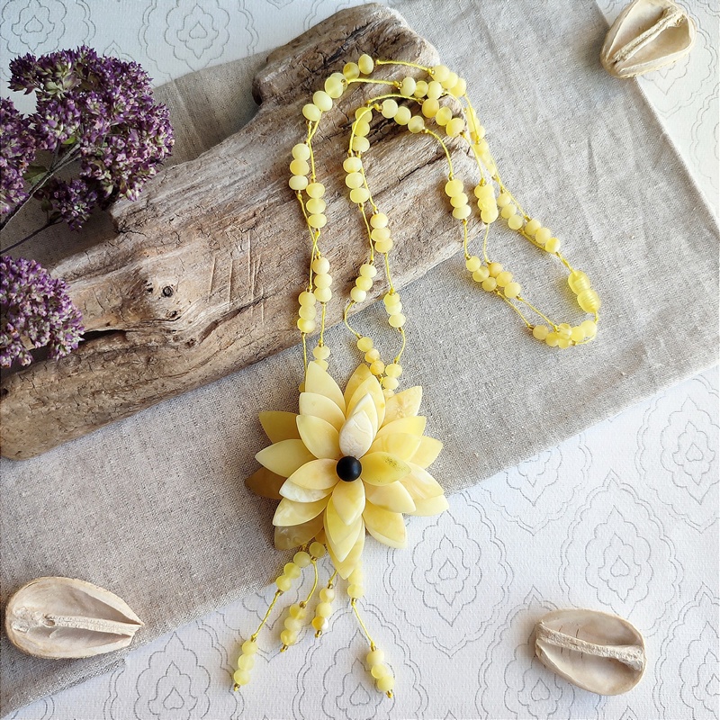 Колье "Цветок" янтарь