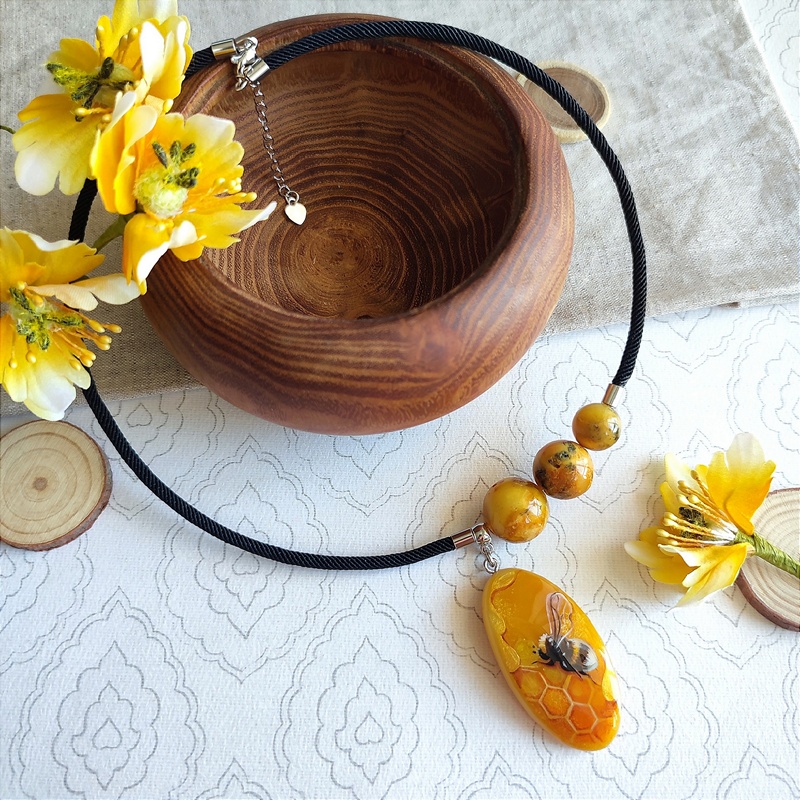 Колье "Космопчёлка" янтарь