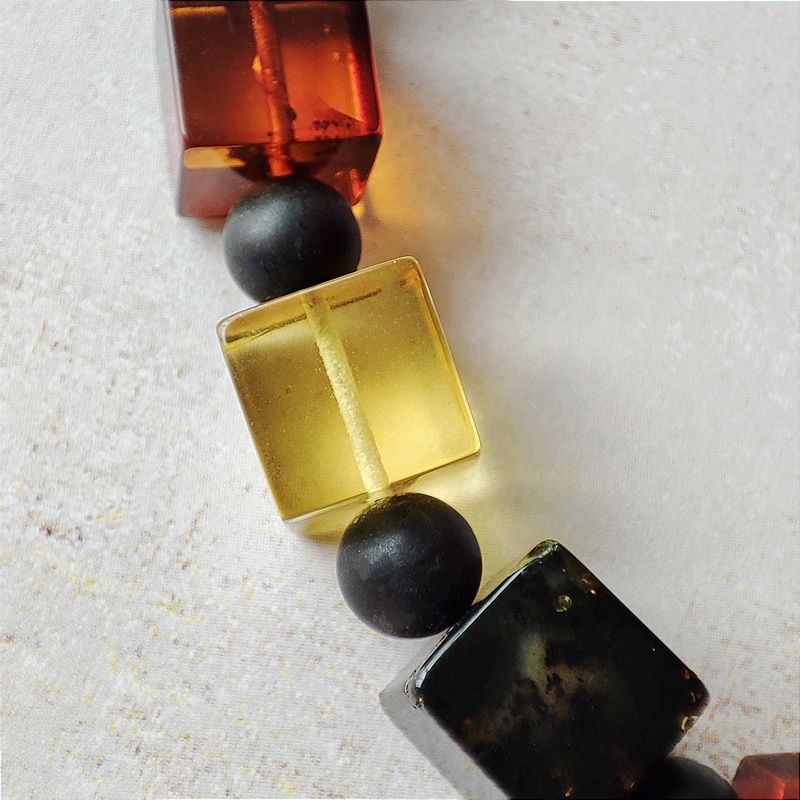 Бусы "Куб" из янтаря