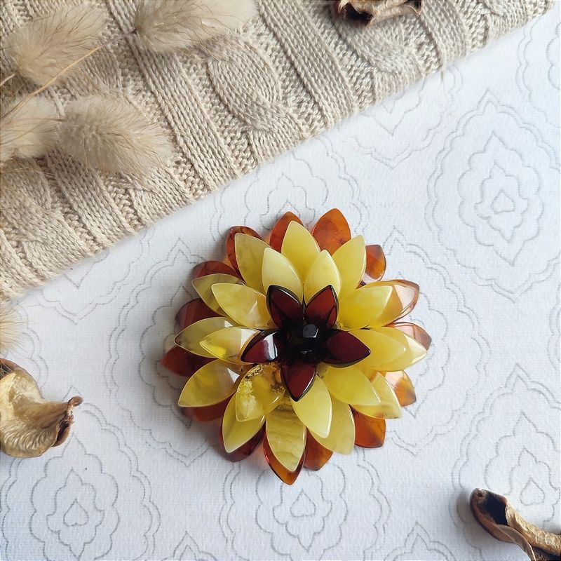 Брошь-кулон "Лотос" янтарь