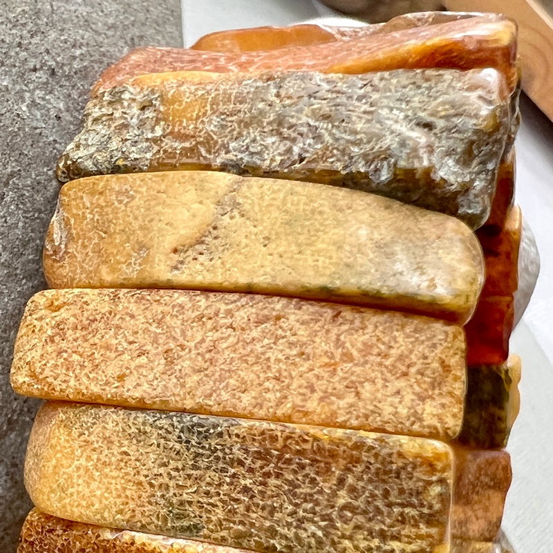 Браслет пласт. янтарь 3341109393-4