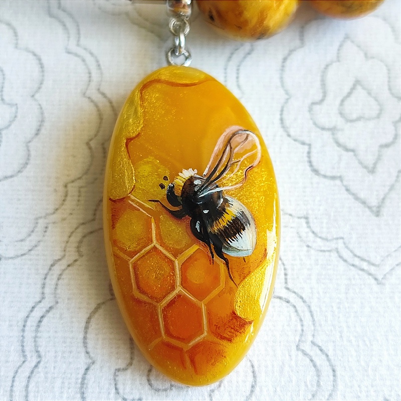 Колье "Космопчёлка" янтарь
