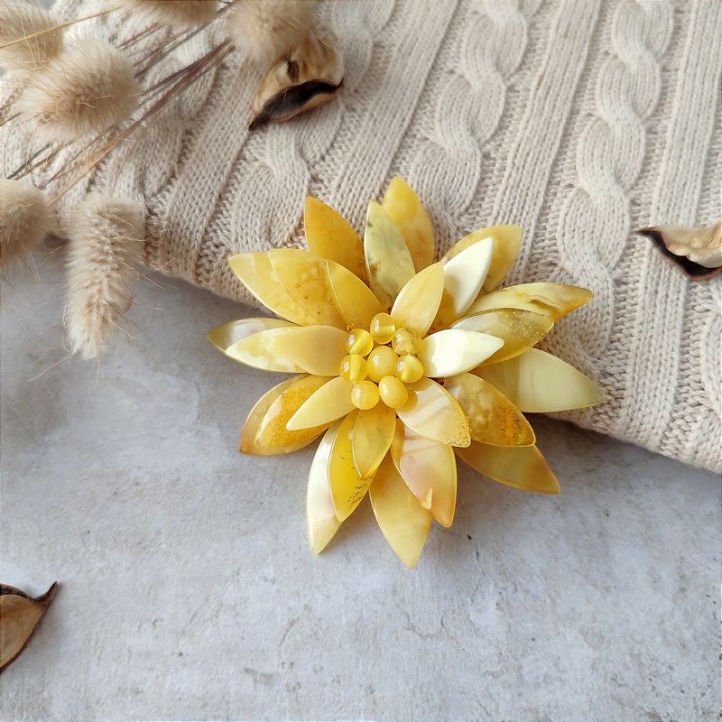 Брошь "Лотос" янтарь