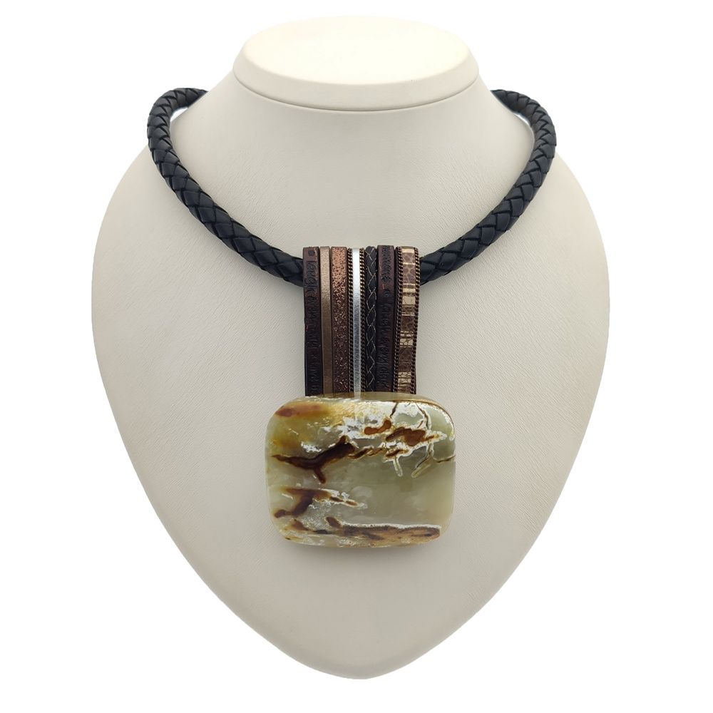 Кулон на магните, Янтарь