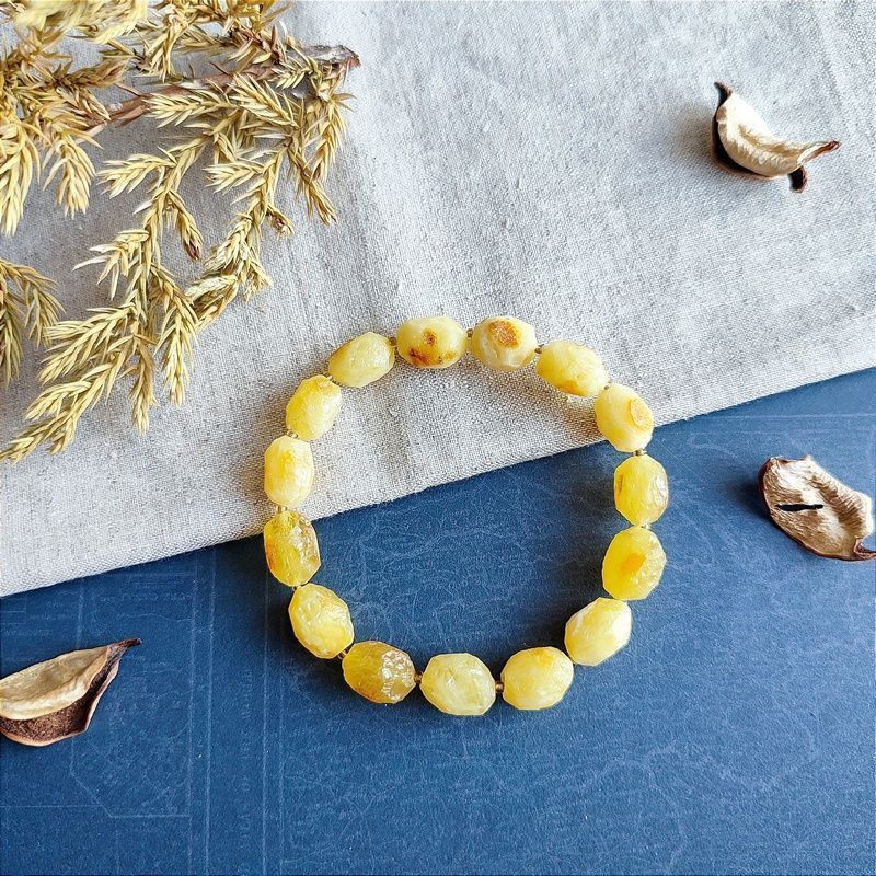 Браслет "Кусанка-оливка" янтарь