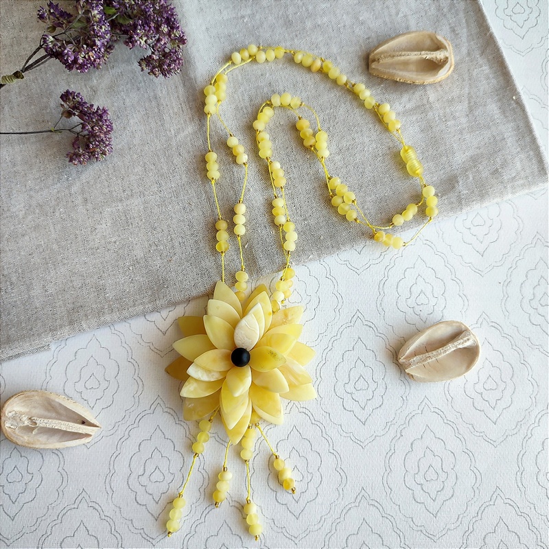 Колье "Цветок" янтарь