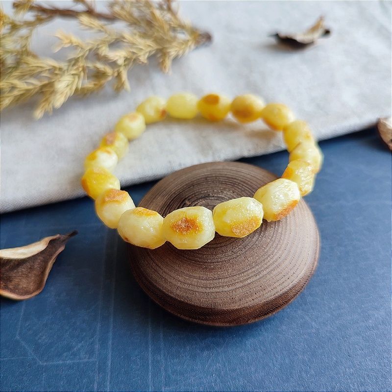 Браслет "Кусанка-оливка" янтарь