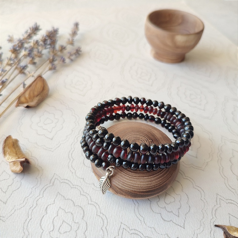 Браслет на струне янтарь