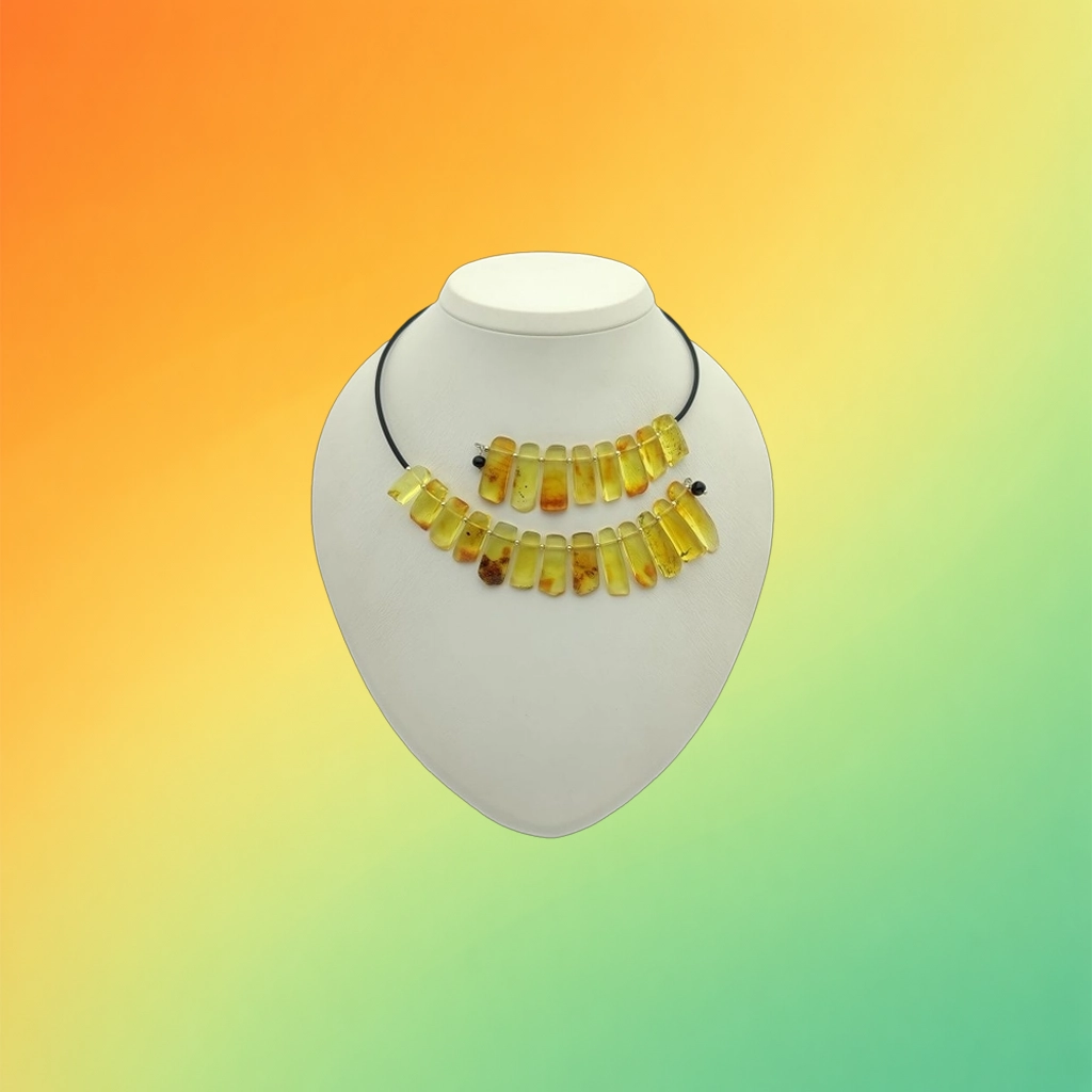 Колье с янтарем на струне