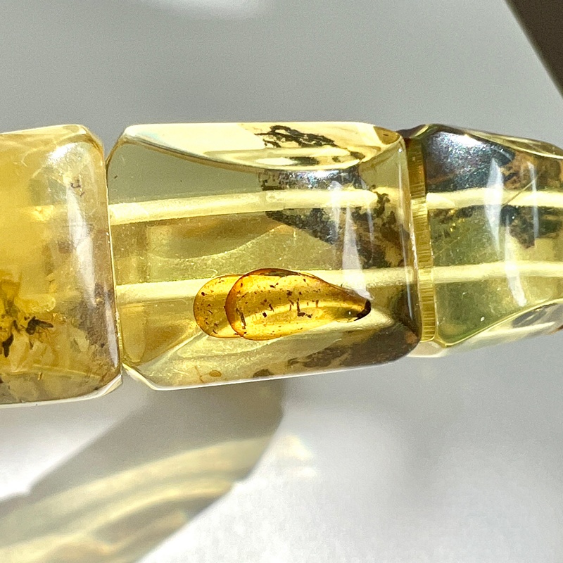 Браслет пласт. янтарь 3401119456-4