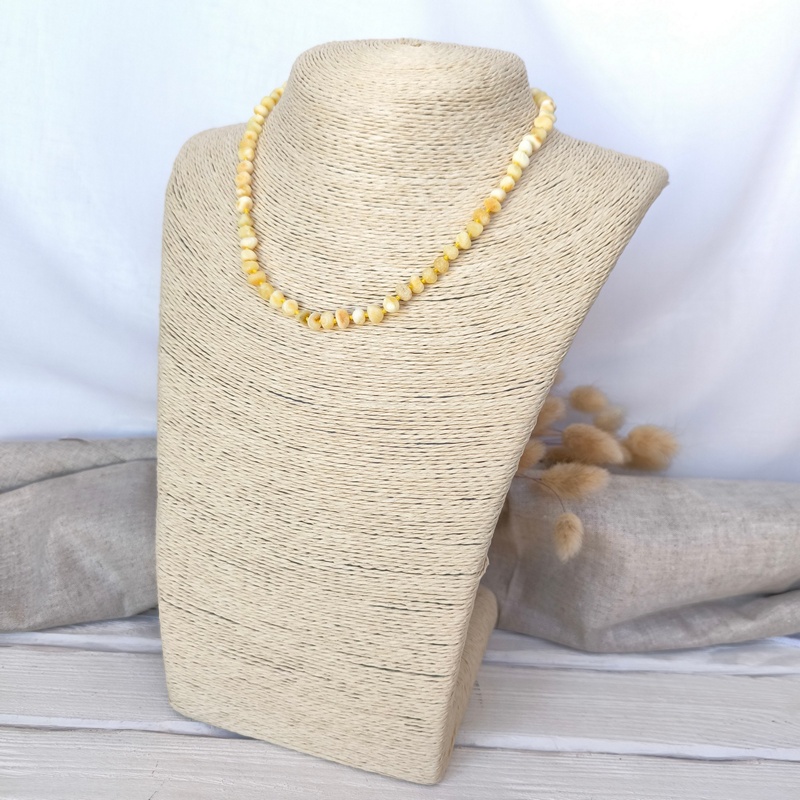 Бусы "Галька" из янтаря