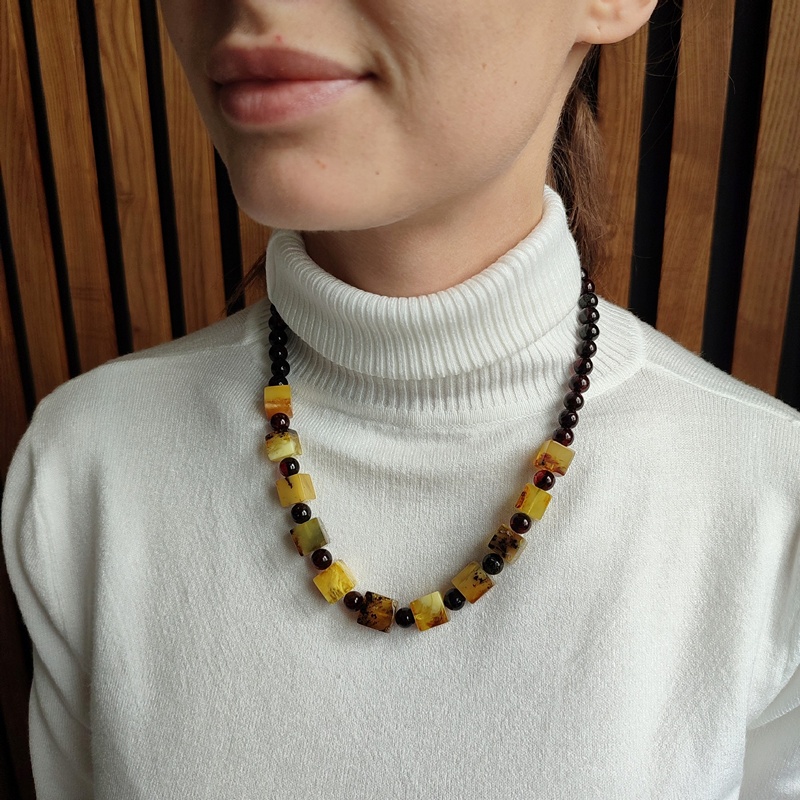 Бусы "Шар" из янтаря