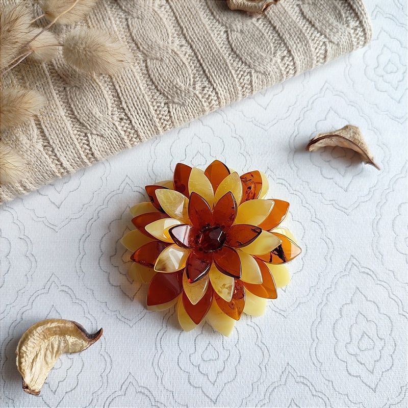 Брошь-кулон "Лотос" янтарь