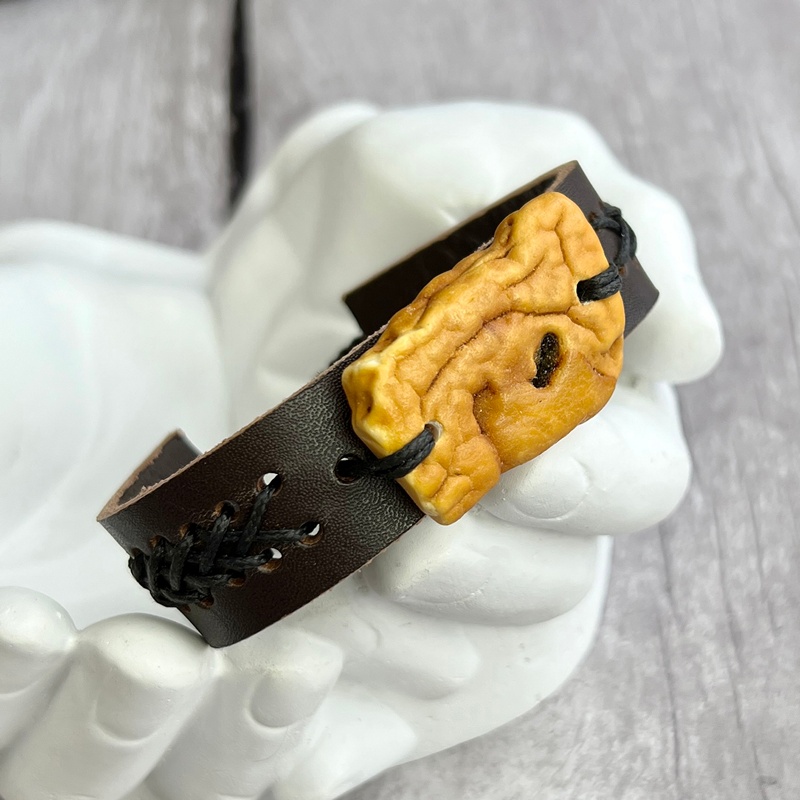 Браслет с пейзажным янтарем