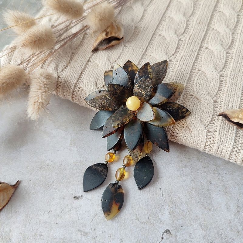 Брошь "Лотос" янтарь